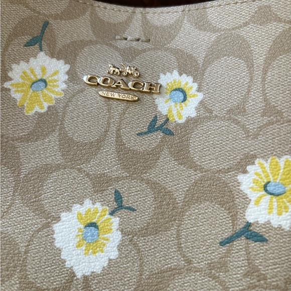 Precious daisy coach tote with matching wallet - Picture 3 of 6